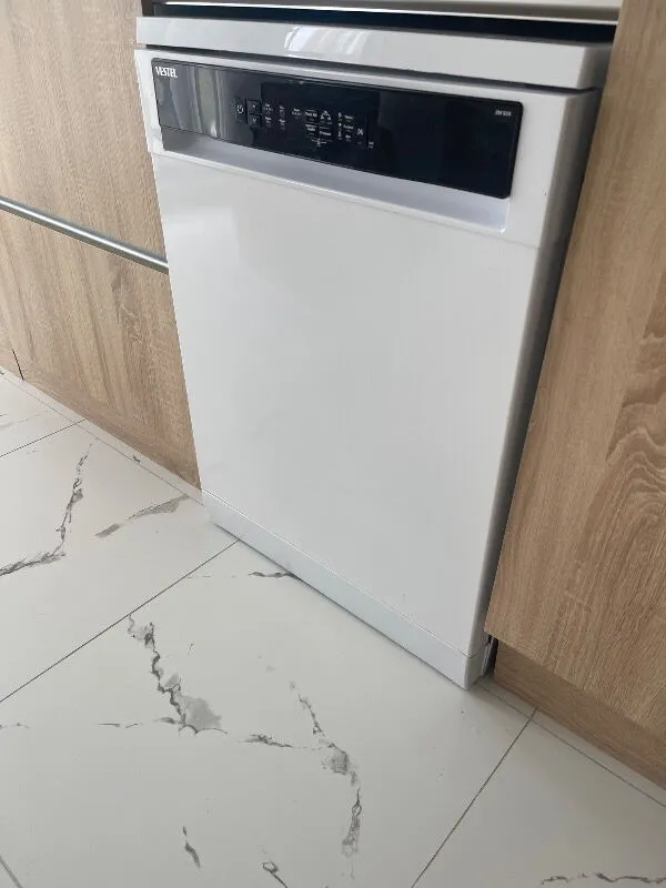 Kumsal Şeneller — Vestel 5 Programlı Solo Bulaşık Makinesi – E Enerji Sınıfı, 13 Kişilik Kapasite, Cam ve Bardak Koruma, 12 L Su Tüketimi